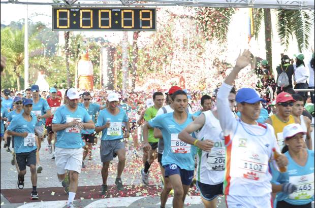 Esteban Jaramillo y Sebastián Salazar - Más de 10 mil competidores se dieron cita en esta histórica cita deportiva que se corría en las modalidades de 5, 10, 21 y 42 kilómetros.