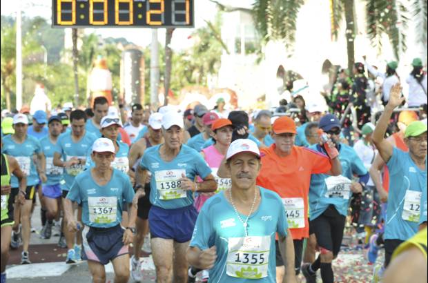 Esteban Jaramillo y Sebastián Salazar - Más de 10 mil competidores se dieron cita en esta histórica cita deportiva que se corría en las modalidades de 5, 10, 21 y 42 kilómetros.