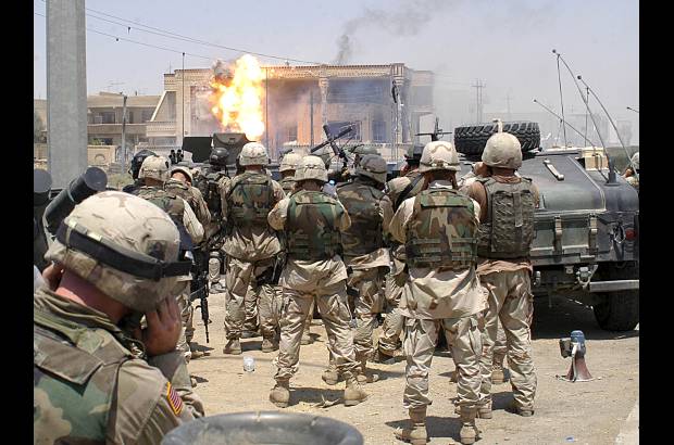 AP - Edificio impactado por un misil lanzado por el ej&#233;rcito norteamericano el 21 de julio de 2003.