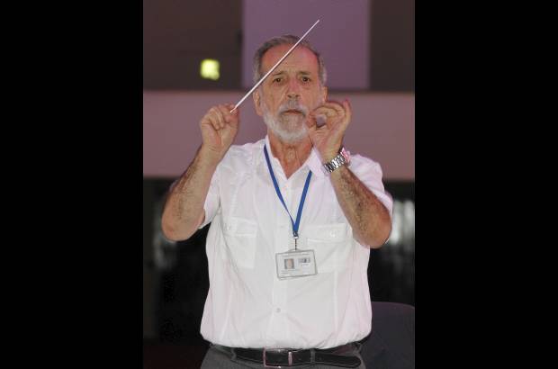 - El maestro Alberto Correa, director de la orquesta, propuso la idea. Ha sido un trabajo en equipo. Tambi&#233;n es fundador del Estudio Polif&#243;nico de Medell&#237;n.