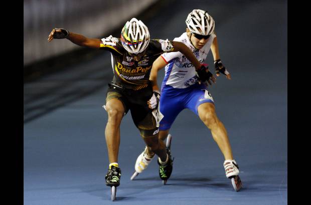 Jaime Pérez - En un costado del circuito, el sol quema y sonroja la piel. En la otra, los charcos hacen que se multipliquen las caídas. Así de diverso como el clima de Guarne es la belleza de su Mundial de patinaje de carreras. Los dos extremos en la pista. Boris Peña, símbolo de la tenacidad. Cayó en la carrera, pero luego terminó con el oro.