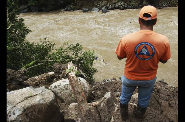 Foto Esteban Vanegas - La tierra y el agua se llevaron con su fuerza dos habitaciones, donde dorm&#237;an dos conductores que fueron hallados sin vida. Uno de ellos fue identificado como Yorgen Villada.