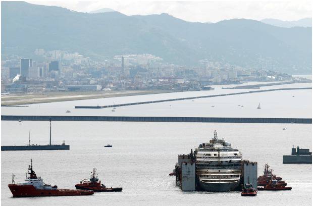 AFP - Tras su llegada al puerto, los responsables del proyecto del Concordia procedieron a su amarre, un proceso que dur&#243; cerca de cuatro horas.