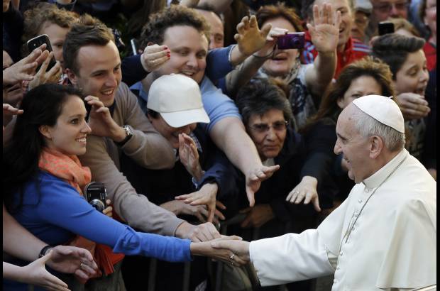 AP - El Papa Francisco saluda a los fieles que llegaron a la canonizaci&#243;n de Jos&#233; de Anchieta, jesuita espa&#241;ol misionario en Brasil.