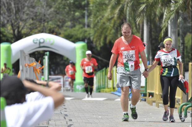 Esteban Jaramillo y Sebasti&#225;n Salazar - M&#225;s de 10 mil competidores se dieron cita en esta hist&#243;rica cita deportiva que se corr&#237;a en las modalidades de 5, 10, 21 y 42 kil&#243;metros.