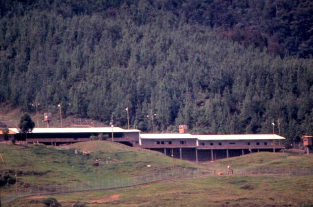FOTO ARCHIVO EL COLOMBIANO - El 19 de junio de 1991, tras una anunciada negociaci&#243;n, Pablo Escobar se entrega a las autoridades colombianas para ser recluido en La Catedral; la c&#225;rcel llena de lujos construida por el mismo capo, que eran disfrutados a placer por &#233;l y sus sicarios.