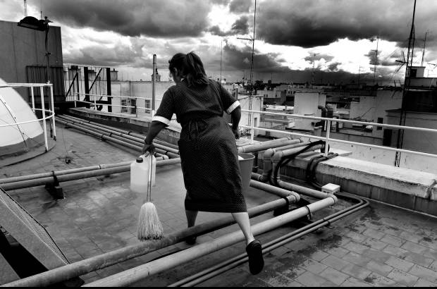 Manuel Saldarriaga - María, como tantas colombianas en España, trabaja en labores de limpieza. Por más que lleva cinco años en Madrid, todavía no conoce esta ciudad en la que habita.