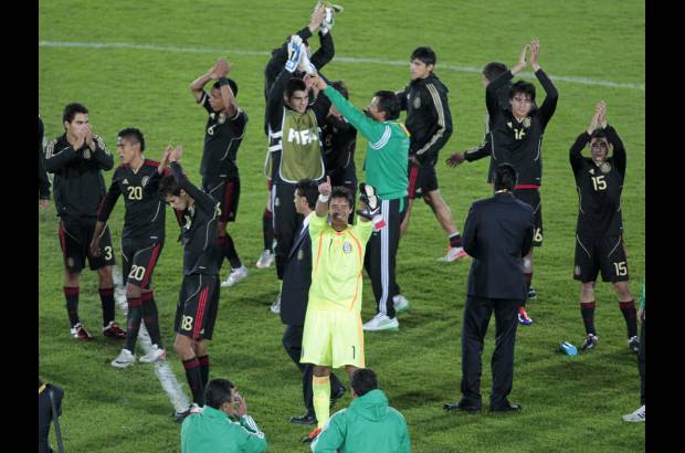 Reuters - En un entretenido compromiso disputado en el estadio El Camp&#237;n de Bogot&#225;, antes de la final entre Brasil y Portugal y la ceremonia de clausura, M&#233;xico super&#243; por 3-1 a Francia y se qued&#243; con el tercer lugar del Mundial sub-20 que se disput&#243; en el pa&#237;s.