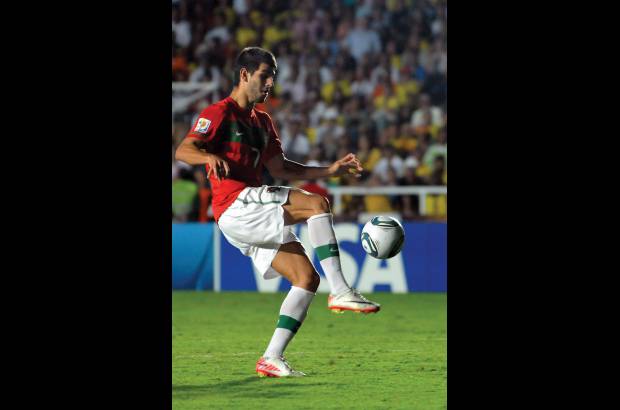 Colprensa - Un solitario gol de Nelson Oliveira, quien aprovech&#243; un error del zaguero Banana Yaya a los 19 minutos de juego, le dio a Portugal la victoria sobre Camer&#250;n en el partido de fondo del Grupo B.