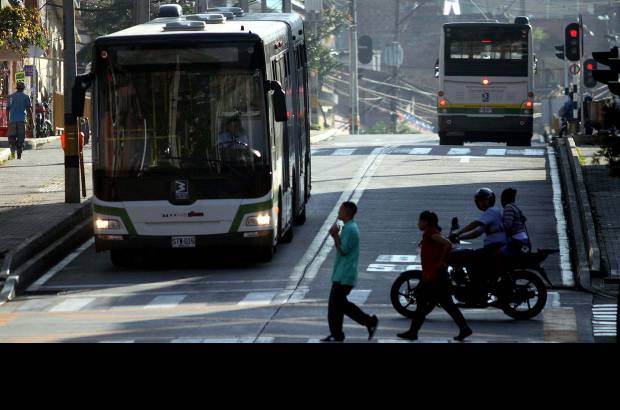 Manuel Saldarriaga - Los curiosos que se apostaron en estaciones como Universidad de Medell&#237;n o La Palma confiaron en convertirse en la madrugada de este jueves en los primeros usuarios del metropl&#250;s, sin embargo, la espera se prolongar&#225; unas horas m&#225;s.