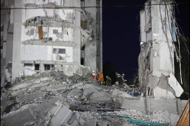 Juan Antonio S&#225;nchez - En total, 240 personas conforman los grupos de rescate y b&#250;squeda.