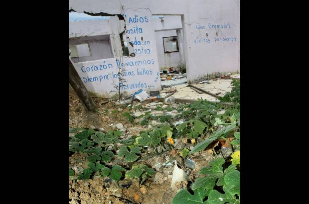 Juan Antonio S&#225;nchez - Los grafitis que los gramaloteros dejaron en las paredes que quedaron en pie son epitafios en los cuales ellos expresan el sentimiento hacia un pueblo con m&#225;s de 153 a&#241;os de historia: su dolor por abandonarlo, sus expresiones evocaci&#243;n y despedida.