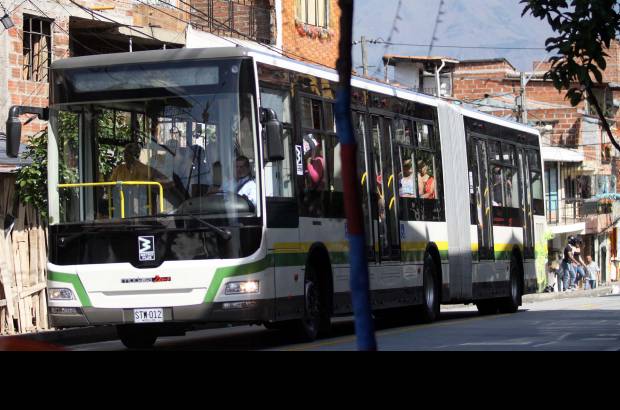 Manuel Saldarriaga - Los 20 buses articulados comenzaron a rodar desde las 4:20 de la ma&#241;ana, pero solo abrieron sus puertas a los usuarios despu&#233;s de las ocho de la ma&#241;ana, cuando el alcalde de Medell&#237;n, Alonso Salazar, y el ministro de Transporte, Germ&#225;n Cardona, subieron a uno de los buses en la estaci&#243;n Hospital.