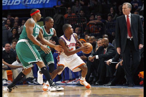 Reuters - Los Celtics, que estuvieron 17 puntos abajo en la primera mitad del partido, llegaron al cuarto periodo con 10 de ventaja, pero la inspiración de Anthony y el falló de Garnett les impidió irse del Madison Square Garden con un triunfo en el partido de apertura de la nueva temporada de la NBA.