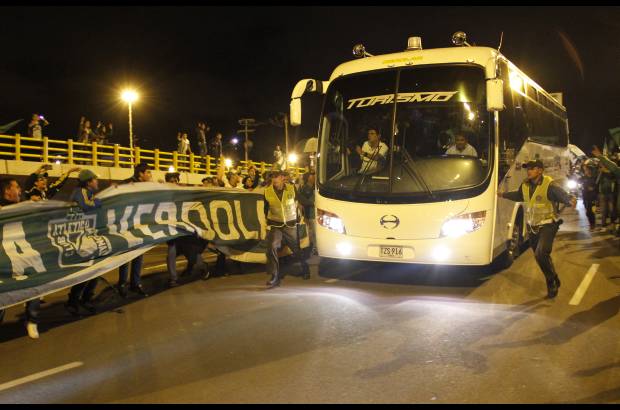 Colprensa - Debido al retraso del vuelo, la algarab&#237;a y las cientos de personas que ocuparon el lugar, los dirigidos por el estratega Juan Carlos Osorio, no ofrecieron ninguna declaraci&#243;n a los medios.
