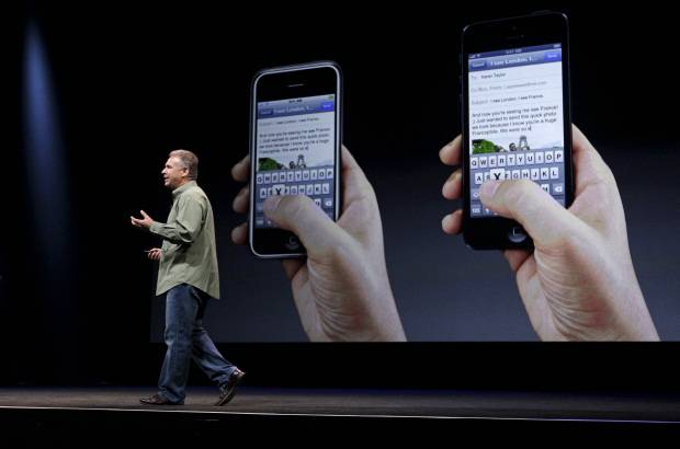 AP - Otra novedad del iPhone, es el Passbook para organizar los tiquetes de avi&#243;n electr&#243;nicos, las entradas a cine y las tarjetas de fidelidad en restaurantes.