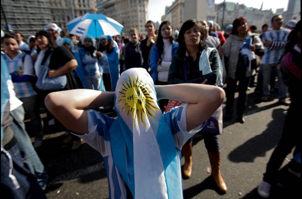 - El dolor por la eliminación fue evidente en la mayoría de hinchas argentinos.