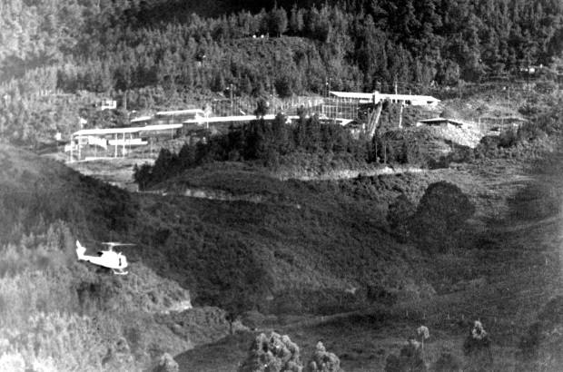FOTO ARCHIVO EL COLOMBIANO - El 19 de junio de 1991, tras una anunciada negociaci&#243;n, Pablo Escobar se entrega a las autoridades colombianas para ser recluido en La Catedral; la c&#225;rcel llena de lujos construida por el mismo capo, que eran disfrutados a placer por &#233;l y sus sicarios.