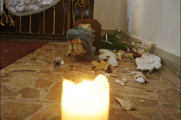 Esteban Vanegas - Entre los da&#241;os, que se calculan en 20 millones de pesos, est&#225; la destrucci&#243;n de varias figuras y elementos del altar del templo.