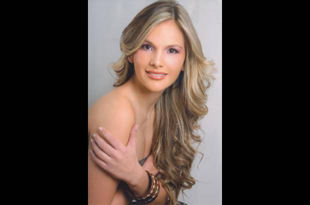 Cortes&#237;a Concurso Nacional de Belleza - Marcia tiene 21 a&#241;os. Sus medidas son: 90-65-100 y su estatura 1.70 metros. Sus ojos son caf&#233; claro, su cabello rubio oscuro y su piel trigue&#241;a. Su familia est&#225; integrada por sus padres &#201;dgar Jones Vidal y Blanca Brango Rodr&#237;guez y su hermano &#201;dgar. Estudiante de Derecho, domina el ingl&#233;s. Le encanta leer, la m&#250;sica y bailar.