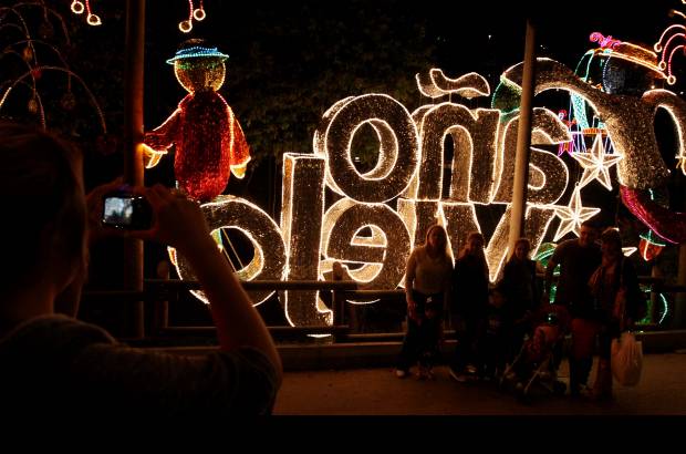 Jaime P&#233;rez - Muchos afortunados pudieron tomarse este mi&#233;rcoles 16 de noviembre, dia del ensayo de los alumbrados, las primeras fotos con las luces que se encender&#225;n el 3 de diciembre.