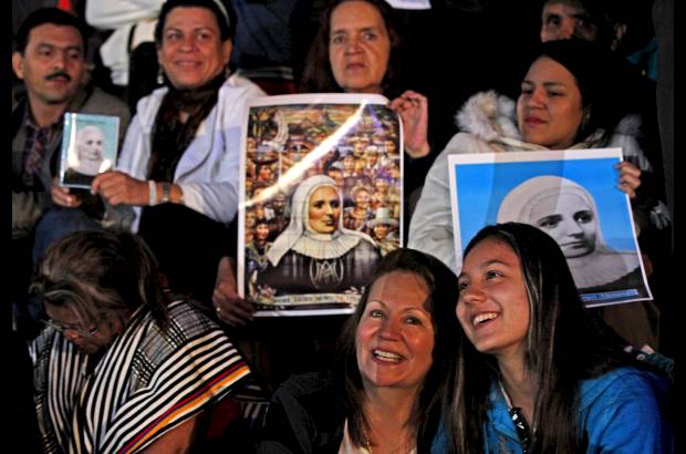 Julio C&#233;sar Herrera - Los fieles demostraron su fe con velas, im&#225;genes y globos con la imagen de Santa Laura.