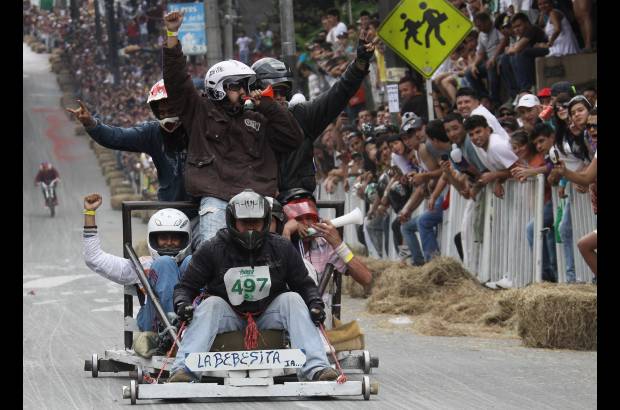 Hernán Vanegas - Las lomas del barrio Buenos Aires vieron descender a estos vehículos a gran velocidad. El vértigo hizo vibrar a los participantes.