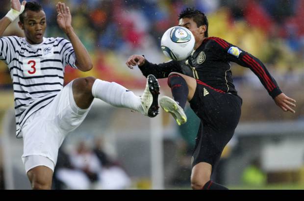 Reuters - Buen juego por el tercer lugar pudieron apreciar los aficionados en el estadio El Camp&#237;n de Bogot&#225;.