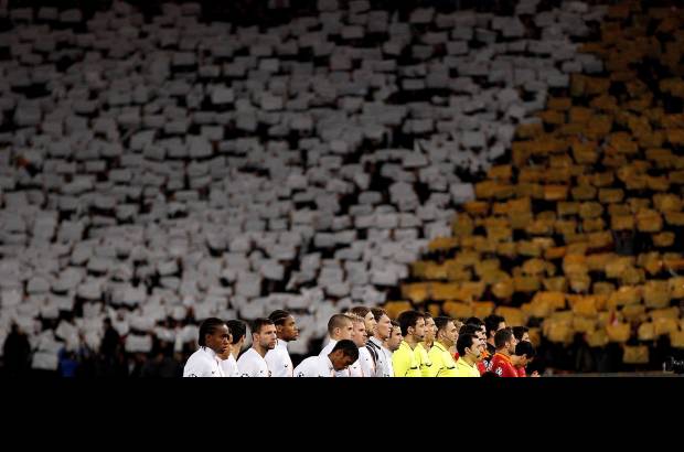 Reuters - Momentos previos al comienzo del partido, en el fondo los simpatizantes del Shakhtar Donetsk.