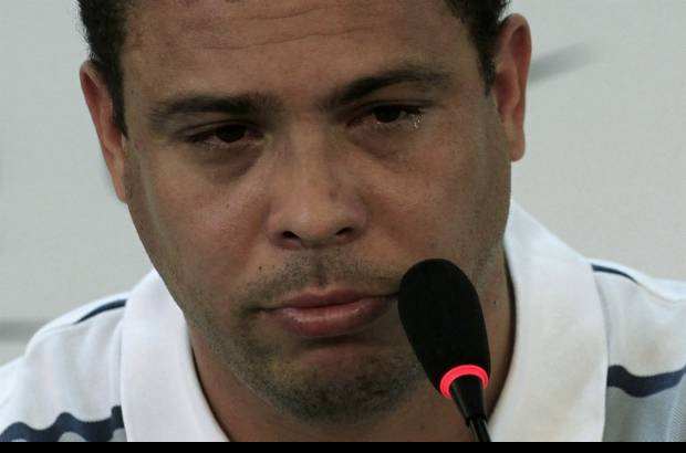 Reuters - Un grande de las canchas, un mago con la pecosa anunció su adiós. Entre lágrimas, pero con el dulce sabor de haber dejado un gran legado y de ser uno de los referentes del fútbol mundial, El Fenómeno, se va de las canchas, donde todo el mundo fue testigo de su idilio con la redes y de su gran juego.