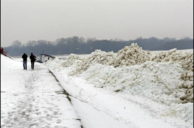 Reuters - El río, con una extensión de 2.860 kilómetros de largo, cruza nueve países y es vital para el transporte, la generación de energía y la industria. Pero el hielo prácticamente le cerró el paso desde Austria hasta el Mar Negro.