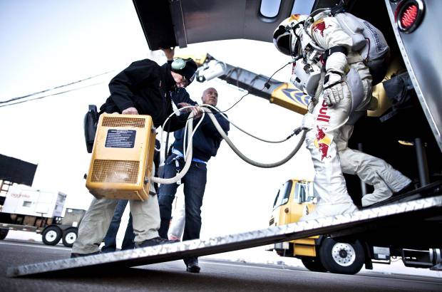 Reuters - El austríaco Felix Baumgartner se dirige a la cápsula que debe llevarlo a la estratosfera para su salto.