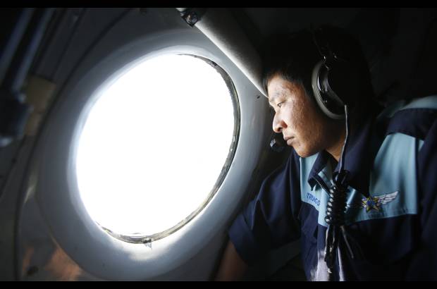 Reuters - Militares buscan el avión de Malaysia Airlines que desapareción hace casi una semana con 239 personas a bordo.