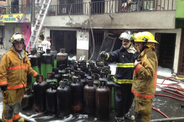 Foto Esteban Vanegas - Por fortuna y el r&#225;pido aviso de los vecinos, las autoridades lograron extraer m&#225;s de 220 pipetas de gas propano, las cuales se encontraban en el primer nivel de la vivienda antes de que se registrara una tragedia peor.