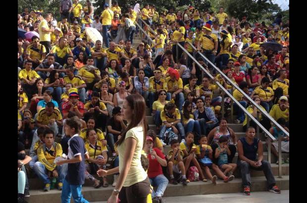Julio Cesar Herrera - Con camisetas rojas y amarillas Medell&#237;n disfrut&#243; del encuentro entre la Selecci&#243;n Colombia y Brasil. El parque El Poblado, parque Lleras, avenida 33 y la plazoleta del Centro Administrativo La Alpujarra fueron los lugares de encuentro.
