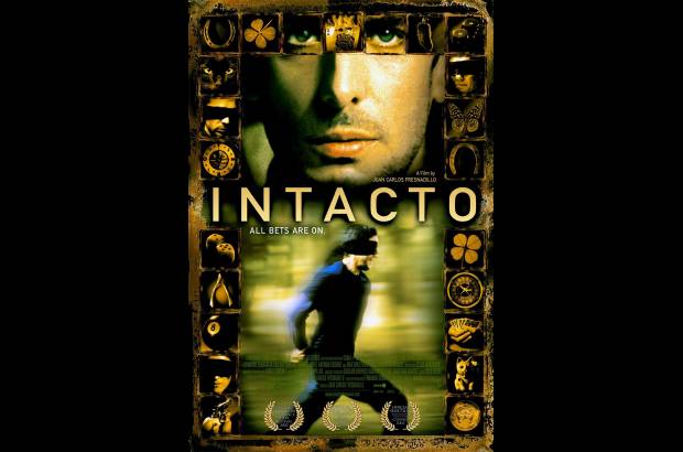 Retrospectiva Óperas Primas: Intacto - Director: Juan Carlos Fresnadillo. Sinopsis: Tomás tiene el don para robar la buena suerte de quienes lo rodean. Sin embargo, Samuel, quien le enseña a controlar sus poderes, le deparará sorpresas.