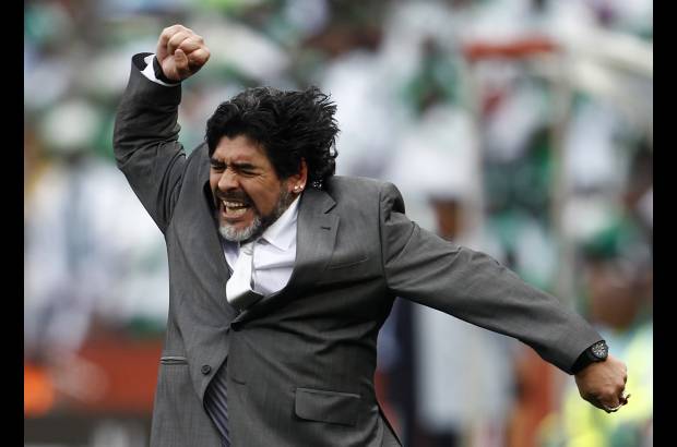 Reuters - La celebración de Maradona ante el gol de Heinze.