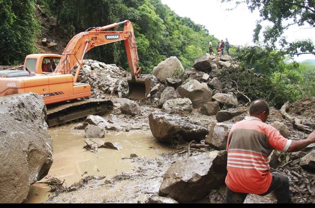 Foto Esteban Vanegas - Al r&#237;o Cauca tambi&#233;n se fue una tractomula que estaba parqueada en el paraje.