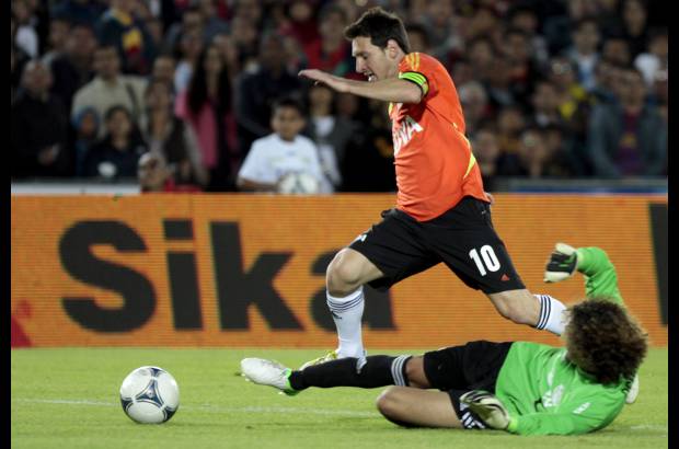 Mauricio Alvarado-Colprensa - Daddy Yankee y Jorge Celed&#243;n ofrecieron el espect&#225;culo musical, mientras en la cancha el p&#250;blico se deleit&#243; con los goles de Messi, Falcao, James, Robinho y compa&#241;&#237;a.