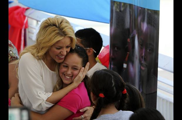 Reuters - La cantante colombiana, de visita en Jerusal&#233;n, fue aclamada por centenares de ni&#241;os jud&#237;os y &#225;rabes de un colegio biling&#252;e de esta ciudad, en un acto organizado por Unicef.