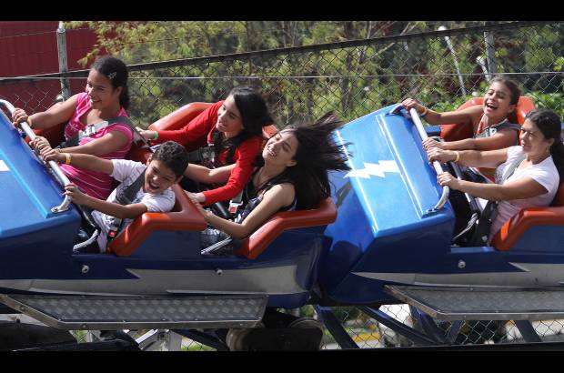 FOTO EL COLOMBIANO - Es uno de los sitios de recreación de mayor acogida por los habitantes de Medellín. Sus juegos mecánicos y el lago que tiene en su centro son sus atracciones más reconocidas. Por el Parque Norte J. Emilio Valderrama han pasado casi todos los medellinenses.