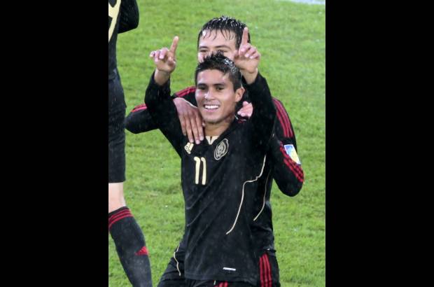 Reuters - M&#233;xico record&#243; que le gusta darle vuelta a los marcadores. Con Carlos Orrantia y Erick Torres busc&#243; la paridad, pero el gol se lo encontr&#243; el volante Ulises D&#225;vil, al minuto 12, con un remate de media distancia que groseramente se le col&#243; el bal&#243;n entre las piernas al portero Jonathan Kigali de Francia.