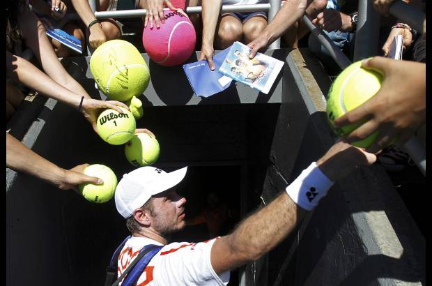 Reuters - El suizo Stanislas Wawrinka firma aut&#243;grafos luego de su victoria ante el franc&#233;s Benoit Paire.