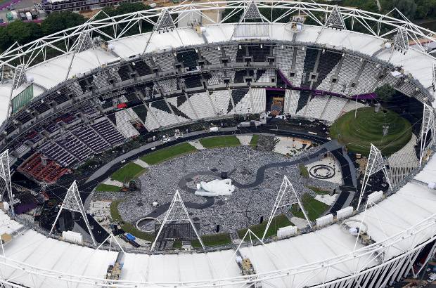 AP - En el estadio Ol&#237;mpico de Londres se realizan los preparativos para la ceremonia inaugural, mientras en el resto de escenario se adelantan los &#250;ltimos ajustes para los Juegos Ol&#237;mpicos de Londres 2012.