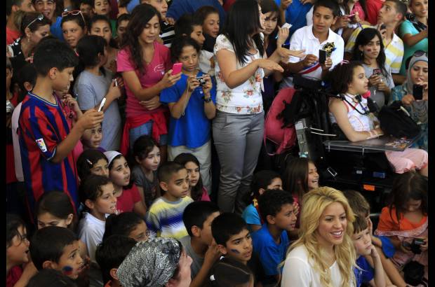 Reuters - Poco antes de abandonar el centro, una chica palestina parapl&#233;jica y en silla de ruedas le hizo entrega de una carta, que Shakira prometi&#243; leer y responder.