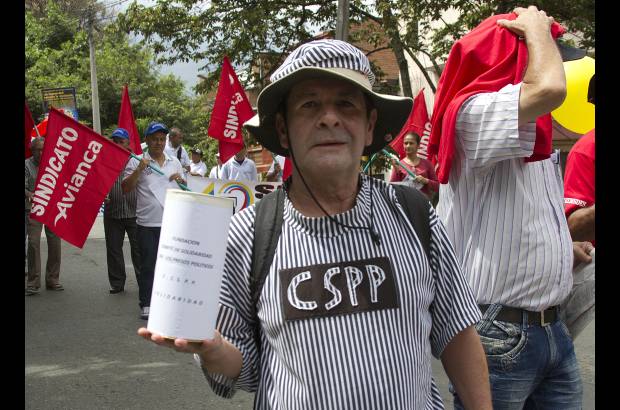 ESTEBAN VANEGAS - Las centrales obreras y grupos estudiantiles de las universidades Nacional y de Antioquia marcharon este 1 de mayo por las calles de Medell&#237;n, exigiendo garant&#237;as laborales al Gobierno Nacional. Al final de la movilizaci&#243;n se presentaron algunos enfrentamientos entre varios manifestantes y agentes de la Polic&#237;a.