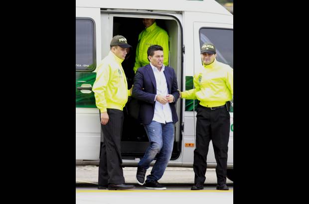 Colprensa - En un avión de la DEA fue traslado a Estados Unidos, este jueves por la mañana, Camilo Torres Martínez, alias "Fritanga", junto a otras seis personas para que respondan ante una Corte Federal de La Florida por el delito de narcotráfico.