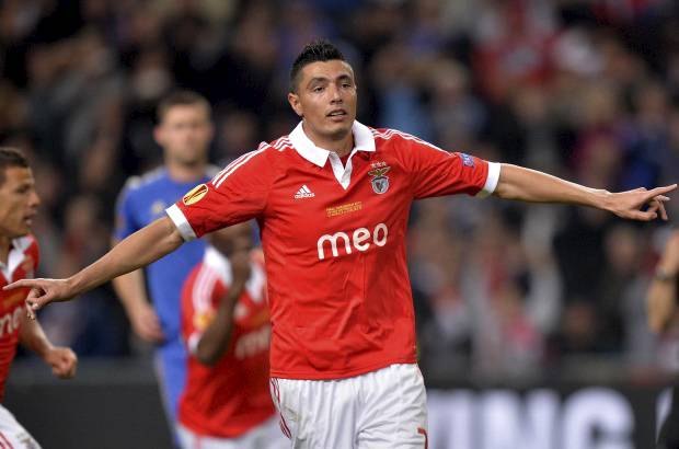 AP - El Paraguayo &#211;scar Cardozo puso el empate tan solo ocho minutos despu&#233;s con un lanzamiento de penal.