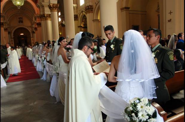 Colprensa-Germ&#225;n Enciso - Cada a&#241;o por el mes de noviembre o diciembre, la Polic&#237;a organizada matrimonios colectivos de sus suboficiales y personal administrativo.