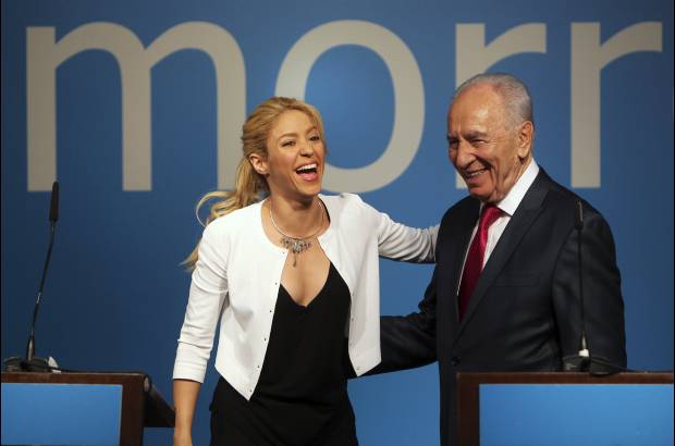 Reuters - La cantante colombiana Shakira asegur&#243; hoy en Jerusal&#233;n ante el presidente de Israel, Sim&#243;n Peres, que quiere un mundo como el Bar&#231;a para ganar el partido contra la discriminaci&#243;n.